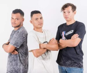 Ryan Vasquez Instagram - Momentos bom: não importa quanto tempo passar sempre vão ser lembrados e sempre você vai ficar grato com todos por ter sido escolhido para ser o protagonista 

Me lembro que foi nesse mesmo mês de abril estávamos chegamos aqui na cidade que virou minha segunda casa Humaitá. 

Éramos três meninos atrás de um sonho, atrás de uma oportunidade, atrás de uma estabilidade. 

Quero agradecer a Nara Glenda seu esposo Caniggia também a dona Denna pelas camisas maravilhosas que patrocinou para a gente e o gran talentoso e autor das fotos John Elder 
Depois de 205 semanas, hoje oficialmente estou postando 5 fotos em homenagem a minhas primeiras fotos profissional. 

Lembrança de uma semana antes da seguinte data: 9 de maio de 2018 

Agradecimento para:
@dona_denna Pelas Camisas
@fotografojohnelder Pela Fotos 
@caniggiachaves Por arrumar nosso cabelo magicamente
@naraglendaa por fazer esse momento acontecer
@victorabadia_ pelo transporte

Olha comenta quantos anos tenho em Humaitá? 😍

TAG:
#Ryanvasquez #musica