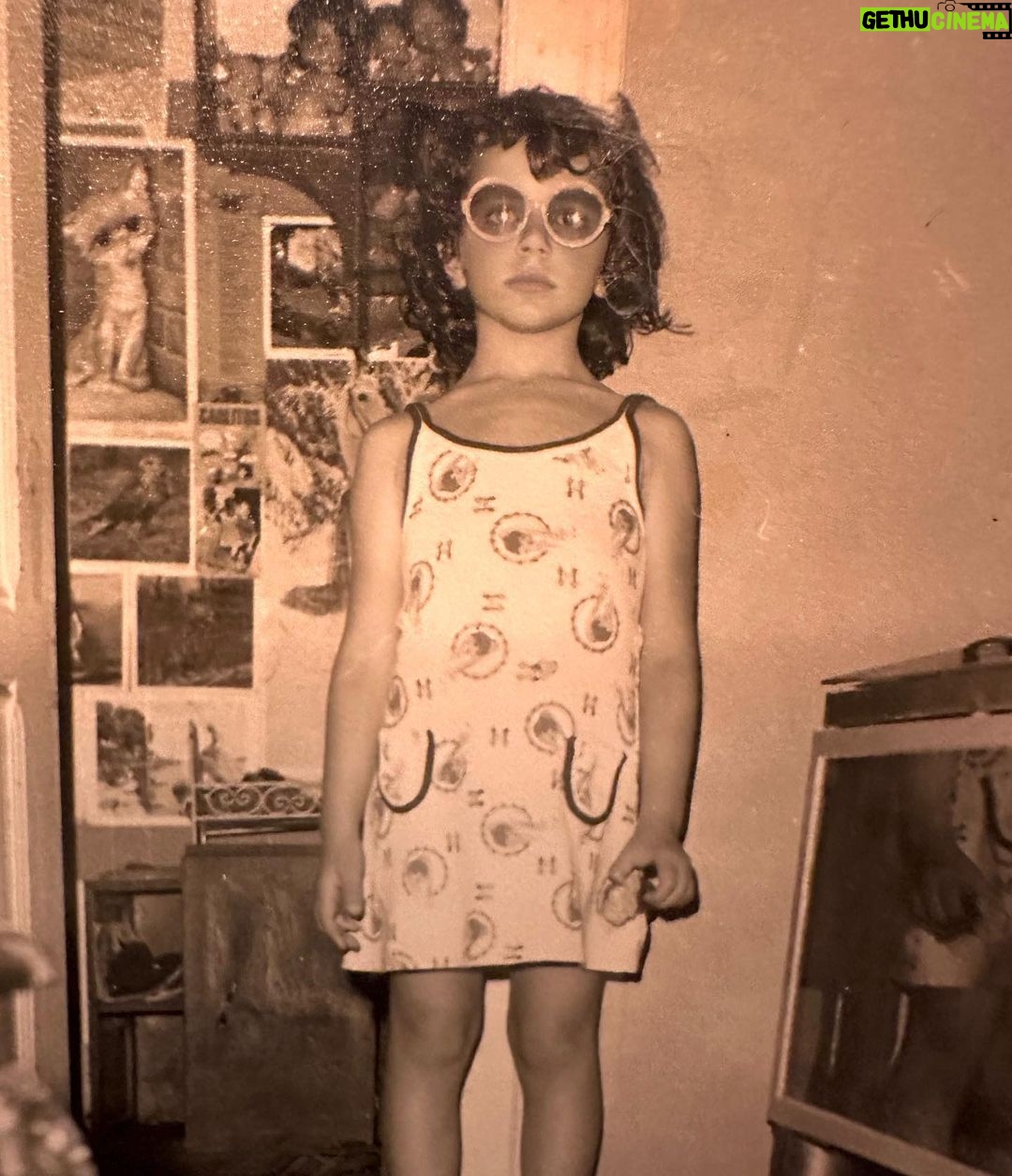 Sílvia Rizzo Instagram - Esta primeira fase da vida devia ter um prazo maior, esta pressa em ser adulto…. 🤦🏻♀️ . Boa semana de Santos Divirtam-se! 🤩