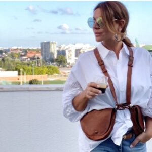 Sílvia Rizzo Instagram - Segunda feira, sol e um café, pronto! Até amanhã, vou pra dentro ver a @festaefestatvi 😘