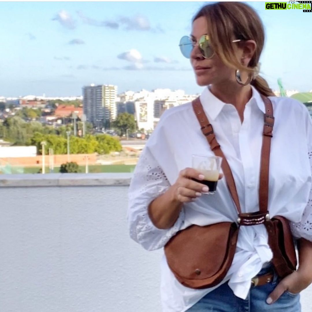 Sílvia Rizzo Instagram - Segunda feira, sol e um café, pronto! Até amanhã, vou pra dentro ver a @festaefestatvi 😘