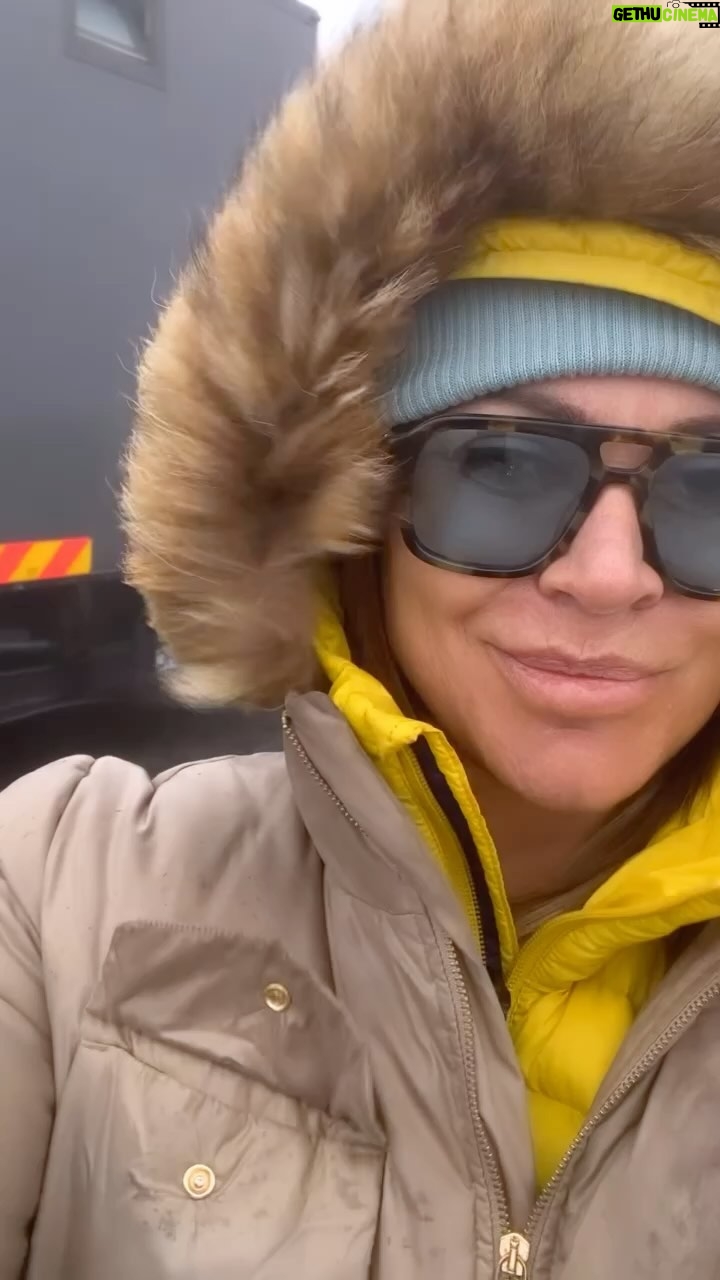 Sílvia Rizzo Instagram - Não parece, mas aqui pela Serra da Estrela sente-se um fresquinho…. 😳❄️ . Bom dia! . 🎬 @festaefestatvi