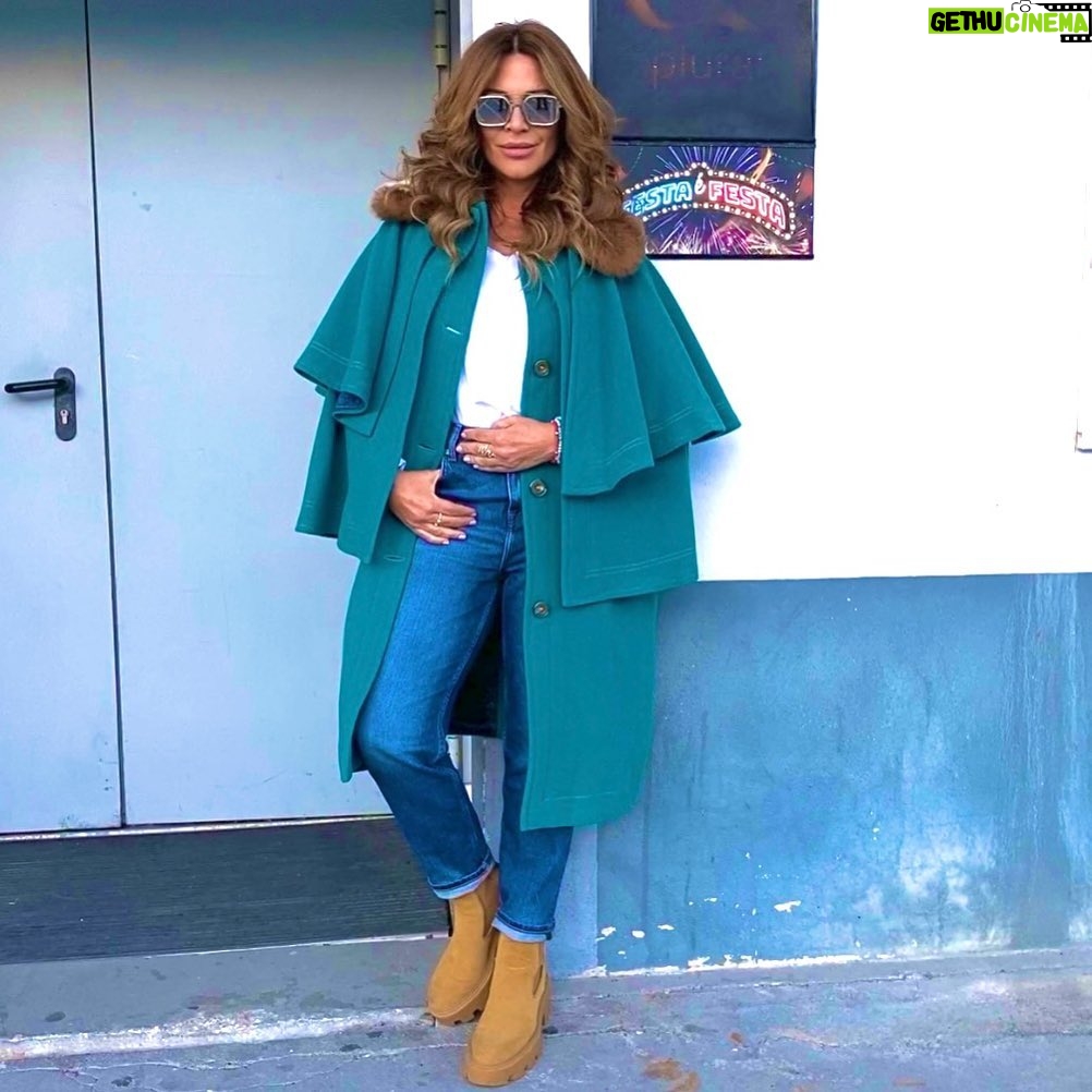 Sílvia Rizzo Instagram - De volta à @festaefestatvi em versão Alentejana O capote ideal para dias fresquinhos! . Bjnhos até amanhã! . 📷 @marisampinheiro13 Plural Estudios