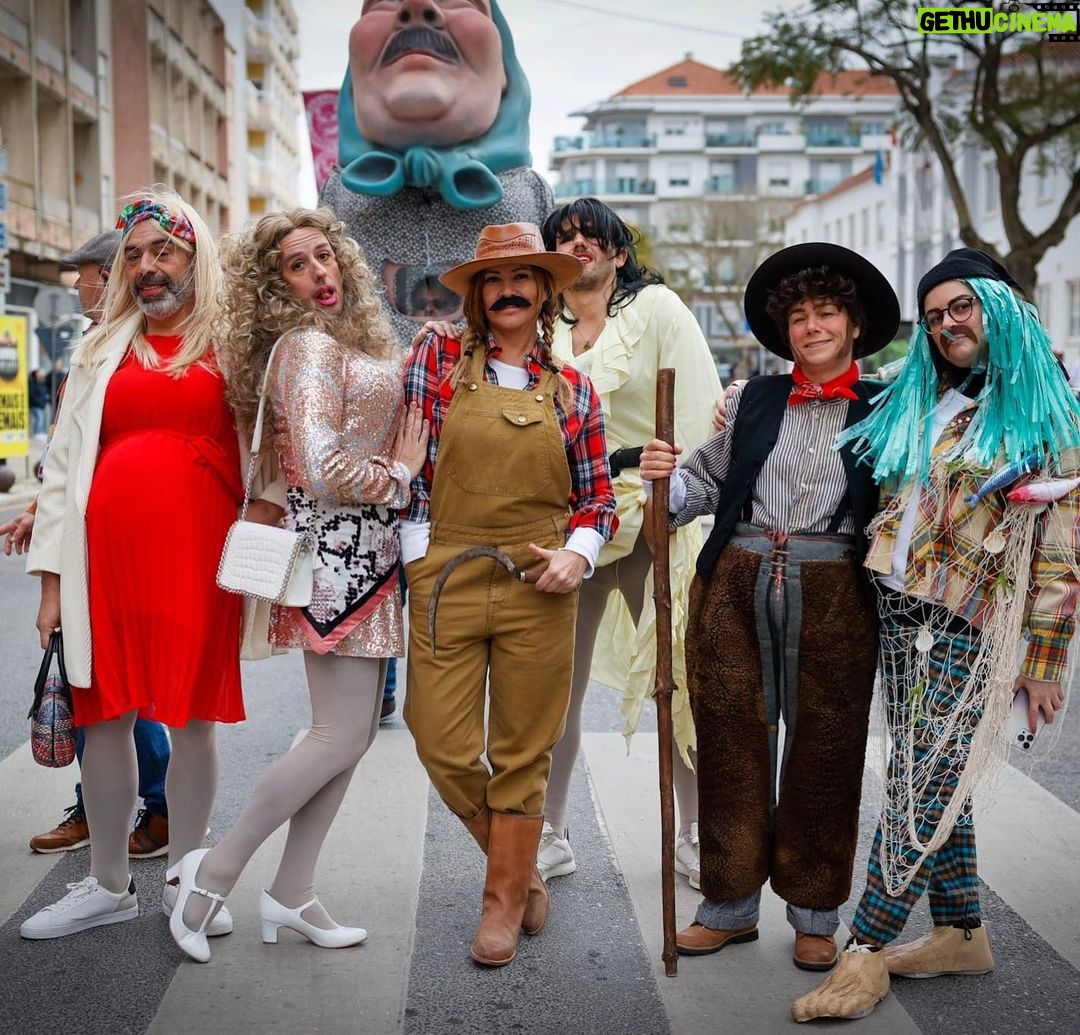 Sílvia Rizzo Instagram - “LAS VEDRAS 2023” by @anaguiomar.oficial 🎬 . mais qu'est-ce que c'est ? 🎊 @evajesusgoncalves e @r0bert0pereira estamos à vossa espera . @festaefestatvi @tvioficial #tvi30anos Carnaval de Torres Vedras