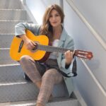 Sílvia Rizzo Instagram - Boa noite, até amanhã! ✨☮️ . While my guitar gently weeps 🎶 . 📷 @bau.mario77 Plural Estudios