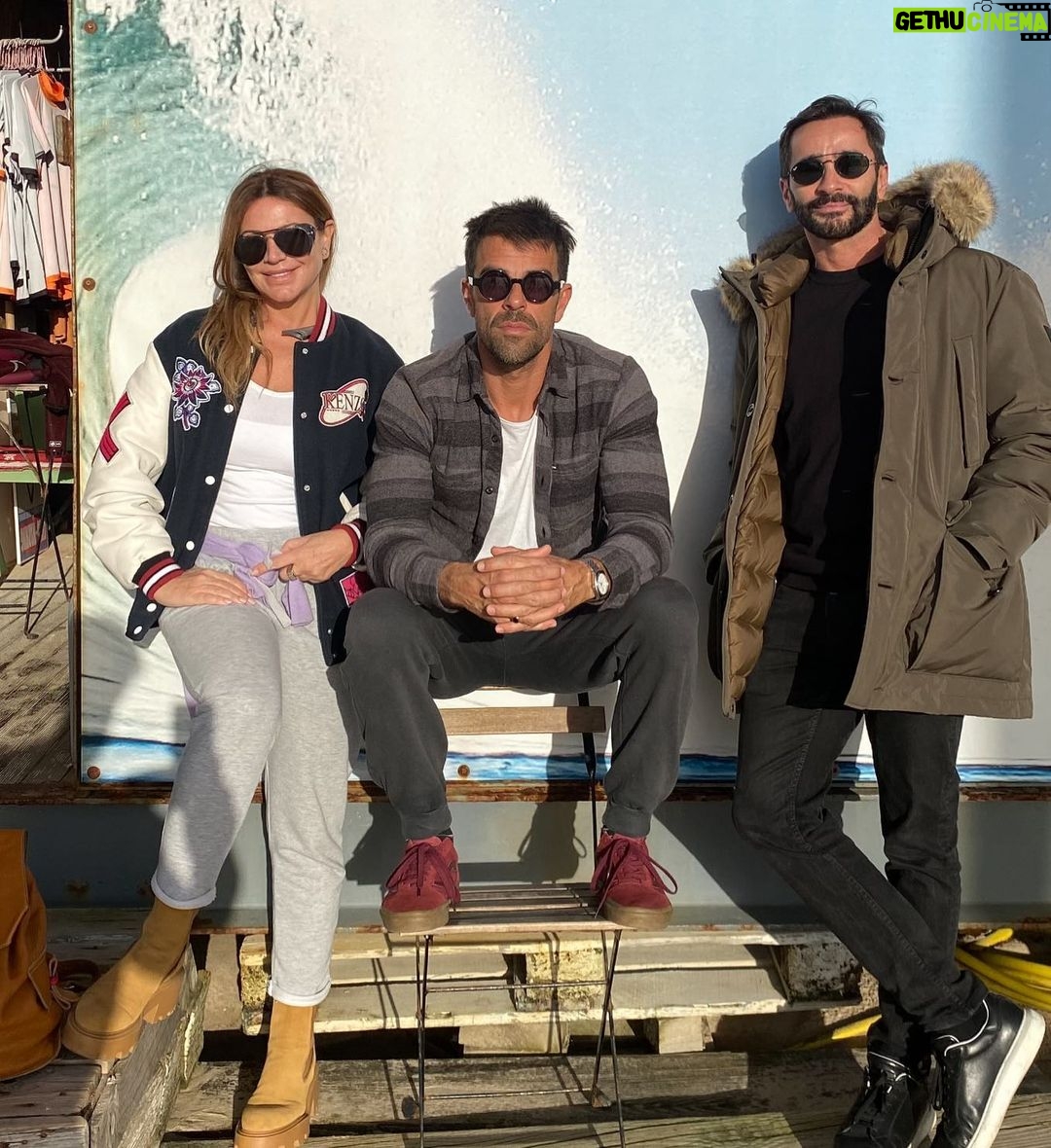 Sílvia Rizzo Instagram - De visita aos amigos à escola de surf @lisbonsurfsup O amigo surfista e o amigo Dj @gamblerboy77 @ari_girao Nada como aproveitar o dia fresco mas solarengo da nossa Costa! Boa semana! ✨🤩 Costa De Caparica, Portugal