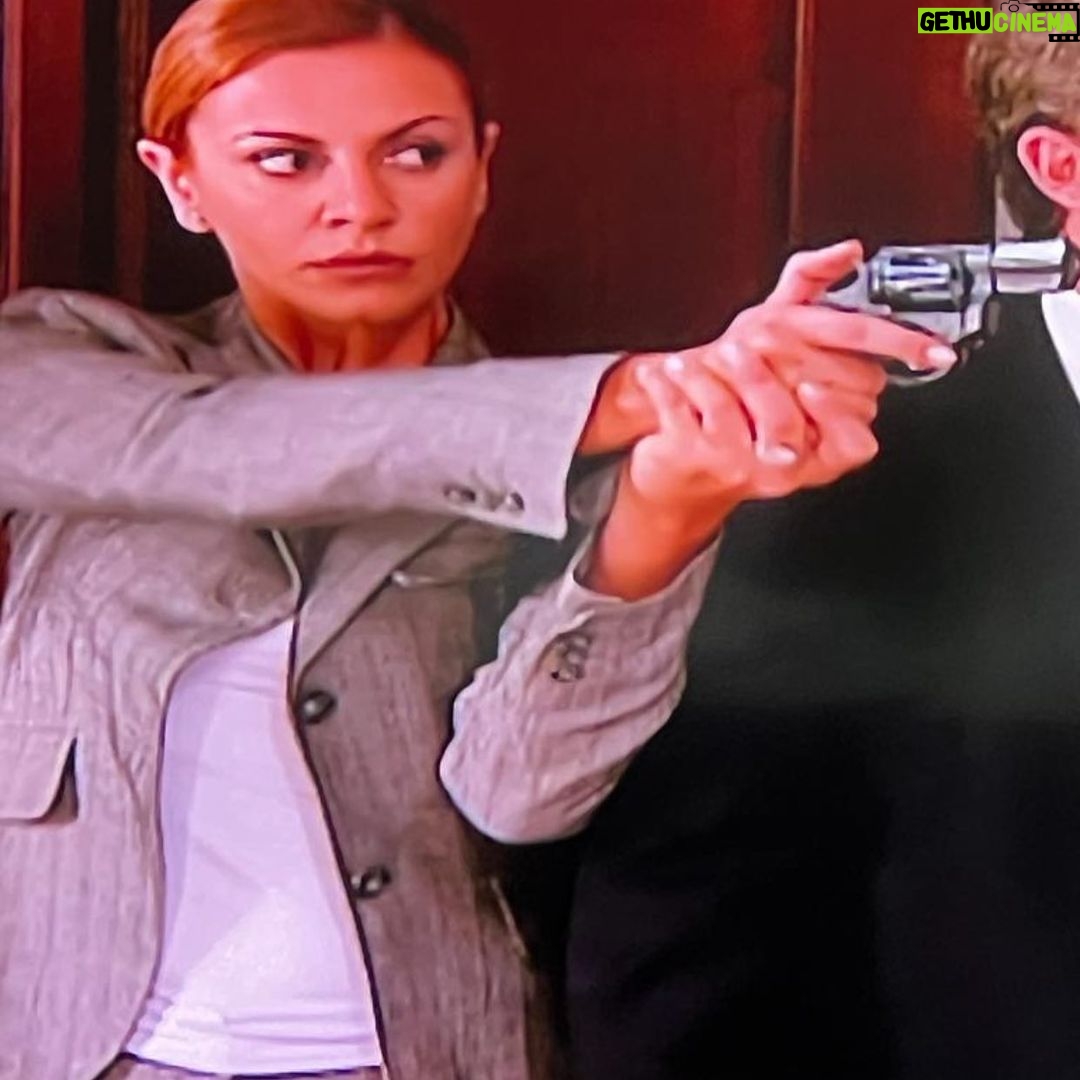 Sílvia Rizzo Instagram - Acabei com a semana…. . E esta foto pertence a ? A-Olhos D’água B-Astérix C-Morangos com Açúcar D-Inspector Max . Bom fim de semana 😄