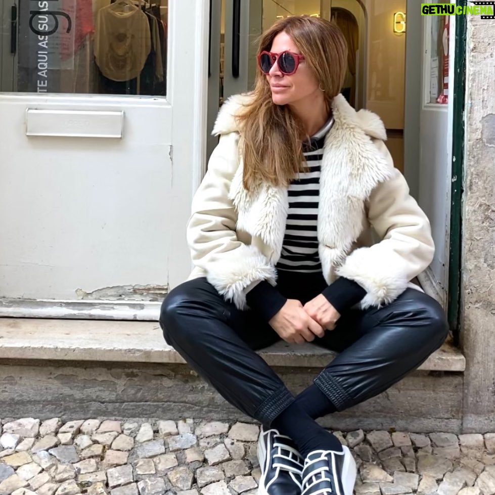 Sílvia Rizzo Instagram - A olhar para uma boa semana que aí vem….. Uma boa semana para todos nós! 🙌🏼🤩✨
