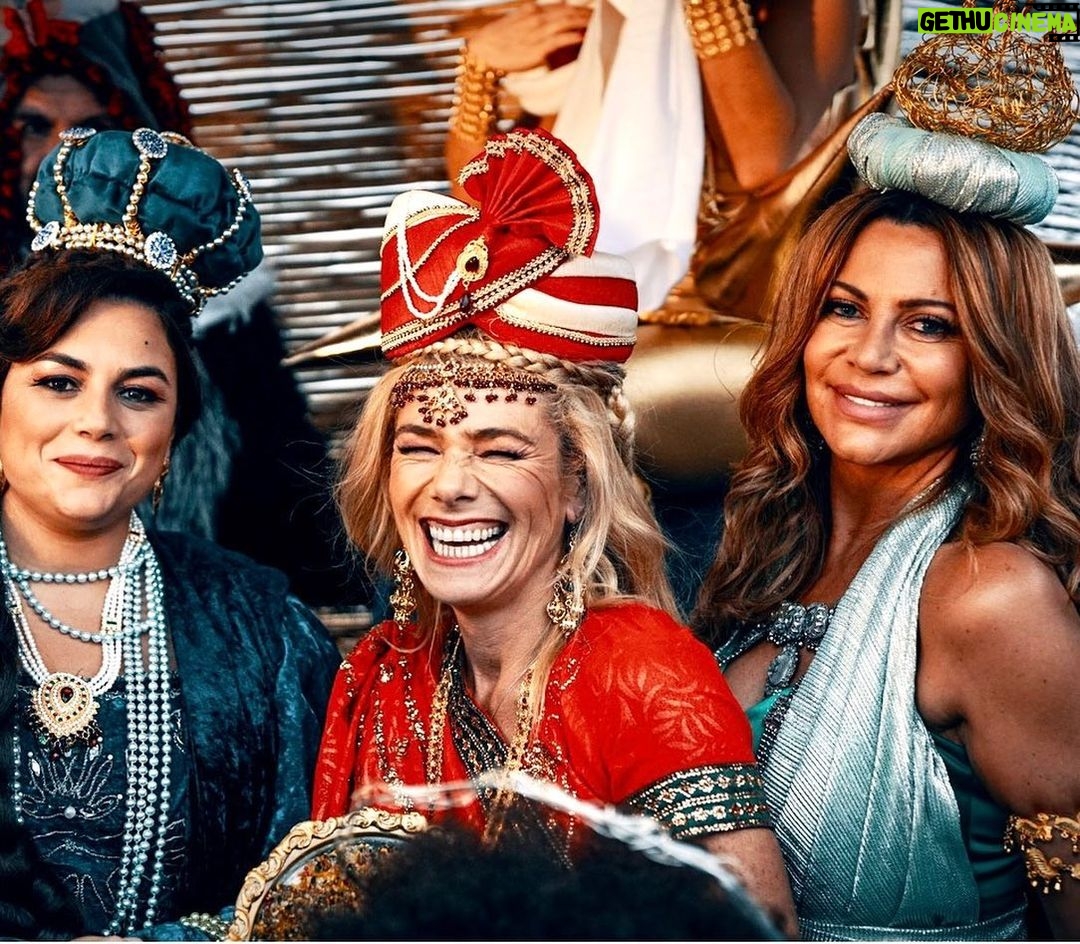 Sílvia Rizzo Instagram - Aqui ficam uns “postais” de Natal Faz um ano que fizemos um presépio vivo na “Aldeia da Bela Vida” Memórias que nos vão ficar para sempre, num dos épicos episódios de @festaefestatvi . Boas festas 🙌🏼❤️