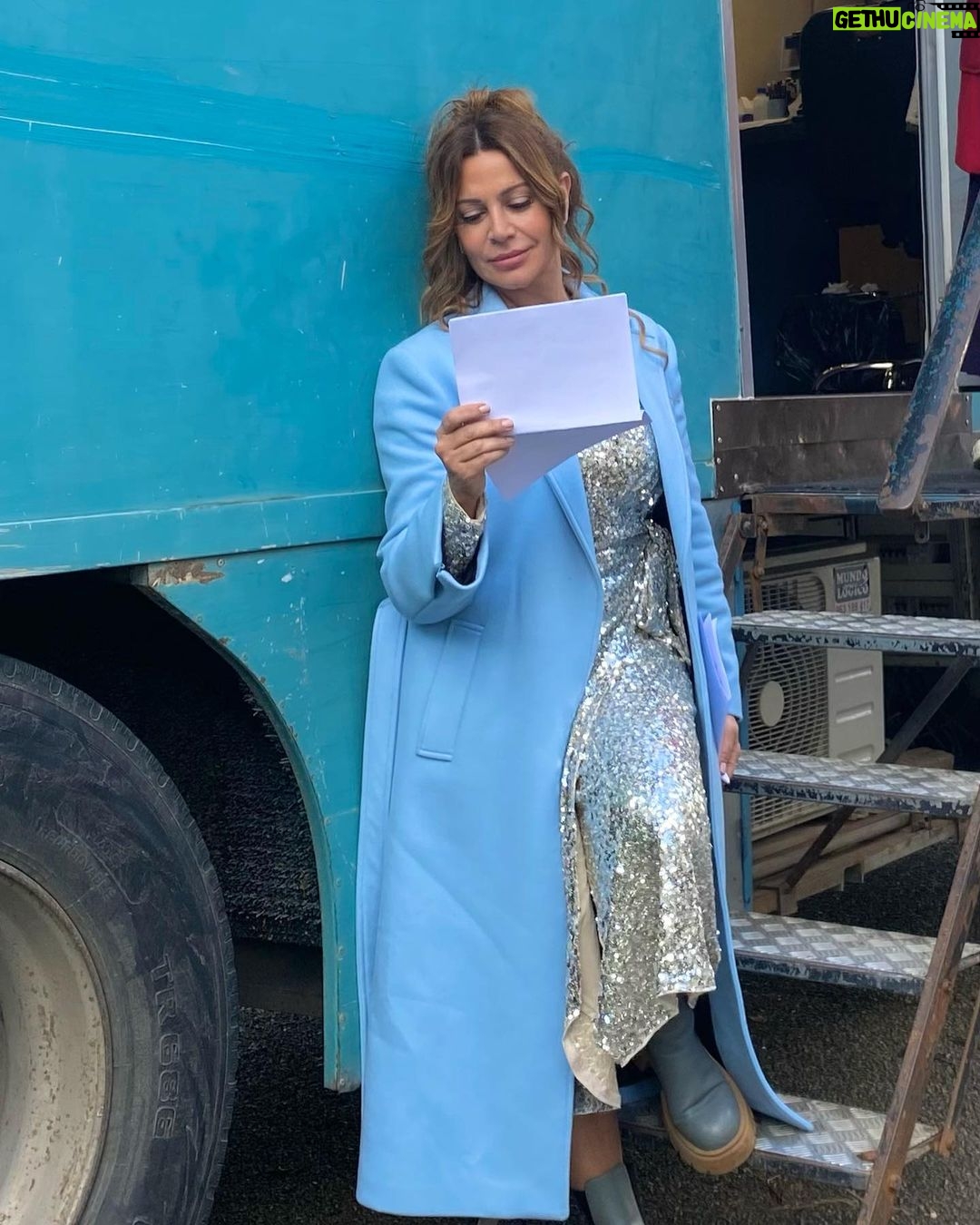 Sílvia Rizzo Instagram - A ler já os textos da 10a temporada 2027 😜🤩 . @festaefestatvi ❤️