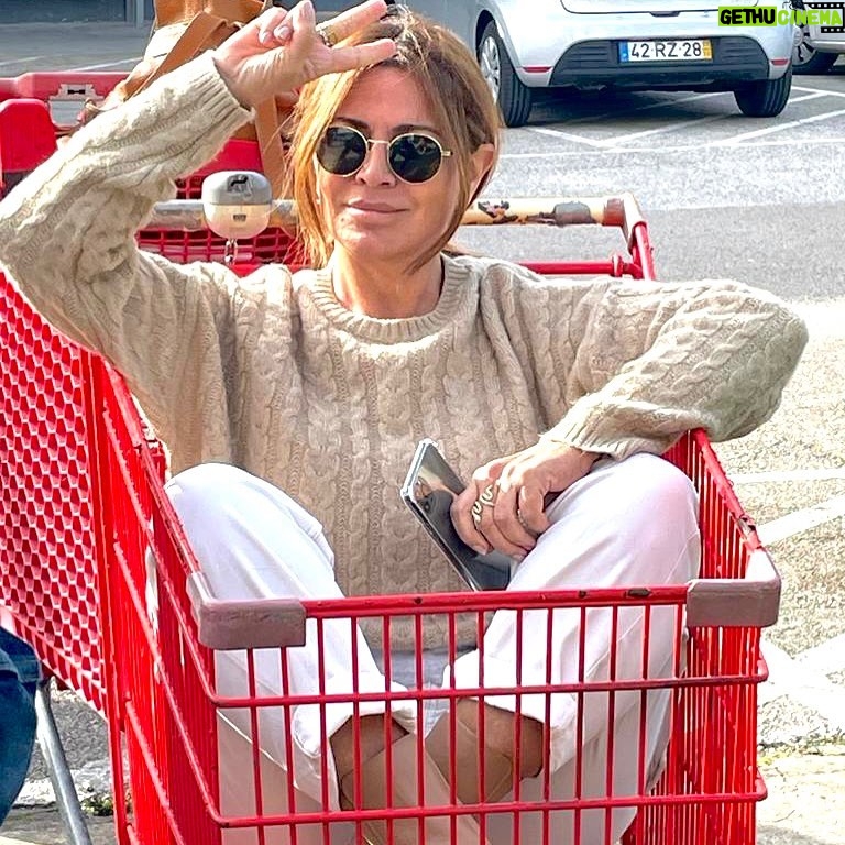Sílvia Rizzo Instagram - Comprei carro :) Pensei que fosse económico, mas afinal o “abastecimento” fica mais caro! . 📷 @anabritoecunha 😘