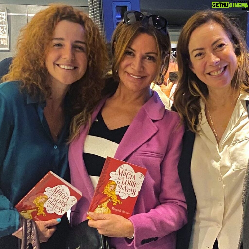 Sílvia Rizzo Instagram - “MAGIA DAS BOAS PALAVRAS” novo livro da @margaridamarinho_oficial Um livro para ler e uma óptima sugestão para oferecer 📕 Parabéns Margarida! 🥰