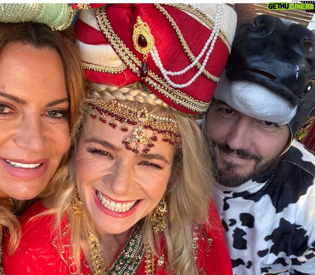 Sílvia Rizzo Instagram - Aqui ficam uns “postais” de Natal Faz um ano que fizemos um presépio vivo na “Aldeia da Bela Vida” Memórias que nos vão ficar para sempre, num dos épicos episódios de @festaefestatvi . Boas festas 🙌🏼❤️
