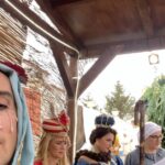 Sílvia Rizzo Instagram - Aqui ficam uns “postais” de Natal Faz um ano que fizemos um presépio vivo na “Aldeia da Bela Vida” Memórias que nos vão ficar para sempre, num dos épicos episódios de @festaefestatvi . Boas festas 🙌🏼❤️