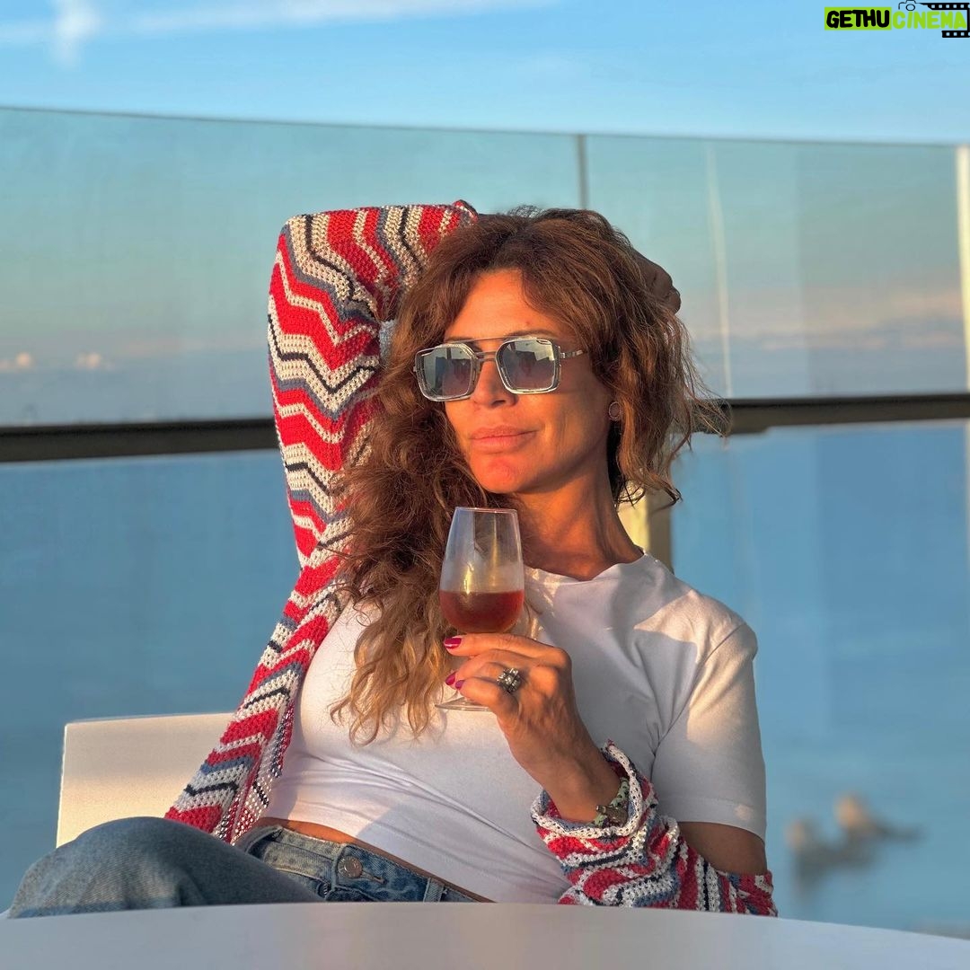 Sílvia Rizzo Instagram - Ia passar férias às Maldivas, mas depois lembrei-me que ainda tinha duas máquinas de roupa pra fazer e pronto, acabei por ficar (e bem) por Tróia… Comporta :) . E olhar o mundo é que importa! . Bom dia! Tróia Design Hotel