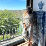 Sílvia Rizzo Instagram – Uma moça (que já não vai pra nova) do séc XX , dentro de um convento do séc XII, encostada a uma parede de azulejos do Séc XVIII em pleno Séc XXI 
É muita história! 😄
.
Boa semana!
.
📷 @maryyy_monteiro 😘