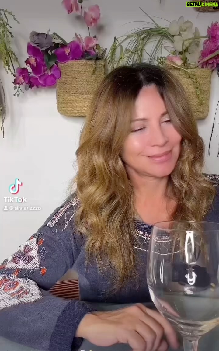 Sílvia Rizzo Instagram - À vossa, a 2024! 💫 O resto escrevo depois! 🍷😘