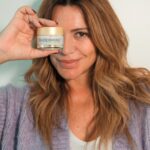 Sílvia Rizzo Instagram - Para poder falar sobre a Diadermine, optei por usar a marca algum tempo. Sinto a pele mais brilhante, porque está mais hidratada, os ingredientes ativos naturais tornam estes cremes mais eficazes! Fica a dica: Beber água e usar um bom creme hidratante. Cremes não fazem milagres, mas ajudam a manter uma boa pele! 😊 A diadermine é uma marca que conheço desde sempre e que está empenhada na sustentabilidade. Sou fiel aos clássicos por isso uso Diadermine, uma marca fiel desde 1904. #Diadermine #DiaderminePortugal #CuidadosDePele #Skincare #pub