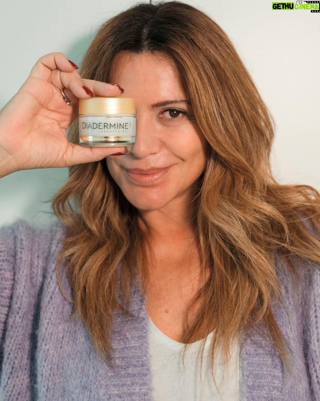 Sílvia Rizzo Instagram - Para poder falar sobre a Diadermine, optei por usar a marca algum tempo. Sinto a pele mais brilhante, porque está mais hidratada, os ingredientes ativos naturais tornam estes cremes mais eficazes! Fica a dica: Beber água e usar um bom creme hidratante. Cremes não fazem milagres, mas ajudam a manter uma boa pele! 😊 A diadermine é uma marca que conheço desde sempre e que está empenhada na sustentabilidade. Sou fiel aos clássicos por isso uso Diadermine, uma marca fiel desde 1904. #Diadermine #DiaderminePortugal #CuidadosDePele #Skincare #pub