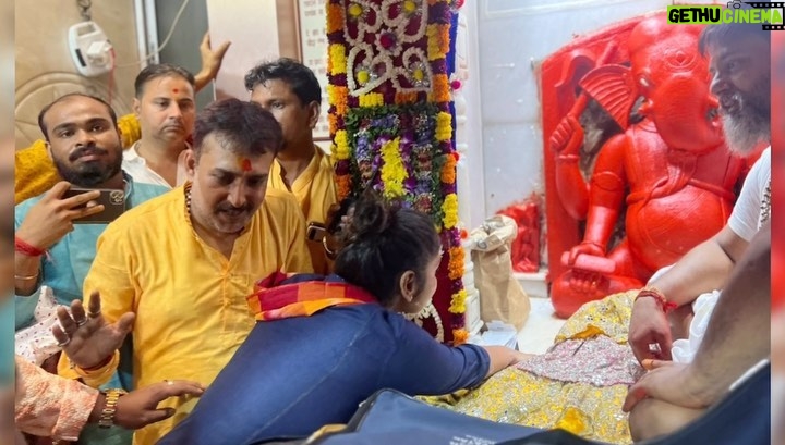 Saayoni Ghosh Instagram - त्वमेव माता च पिता त्वमेव। त्वमेव बन्धुश्च सखा त्वमेव। त्वमेव विद्या द्रविणम् त्वमेव। त्वमेव सर्वम् मम देव देव। 🙏🏻 Offering our humble prayers at Posta Ganesh Mandir today with North Kolkata TMYC state committee members & district youth leadership.