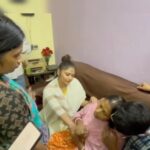 Saayoni Ghosh Instagram - মাননীয়া মুখ্যমন্ত্রী ও দলনেত্রী মমতা বন্দ্যোপাধ্যায়ের নির্দেশে যাদবপুর বিশ্ববিদ্যালয়ে ঘটে যাওয়া অমানবিক ঘটনার নৃশংস বলি, প্রয়াত ছাত্রের শোকাহত পরিবারের সাথে সাক্ষাৎ করলেন মাননীয় মন্ত্রী ব্রাত্য বসু, শশী পাঁজা, চন্দ্রিমা ভট্টাচার্য, মাননীয় সাংসদ কাকলী ঘোষ দস্তিদার এবং পশ্চিমবঙ্গ তৃণমূল যুব কংগ্রেস সভানেত্রী সায়নী ঘোষ। তার পরিবারের এই গভীর শোকের মুহূর্তে সর্বভারতীয় তৃণমূল কংগ্রেস সবরকমভাবে তাদের পাশে থাকবে। যুব সভানেত্রী সায়নী ঘোষের উদ্যোগে, পশ্চিমবঙ্গ তৃণমূল যুব কংগ্রেসের পক্ষ থেকে ২৪×৭ তাদের যে কোনো প্রয়োজনের জন্য স্থানীয় ২ জন তৃণমূল যুব কংগ্রেসের নেতৃত্বকে নিযুক্ত করা হলো এবং প্রদেশ তৃণমূল তৃনমুল যুব কংগ্রেসের মেডিকেলের একজন প্রতিনিধির দ্বারা স্বপ্নদ্বীপের মা, বাবা ও ভাইয়ের জন্য বিশেষ কাউন্সেলিং এবং রুটিন চেকআপ -র ব্যবস্থা করা হলো। আগামী দিনে এরকম তরতাজা প্রান যেন নিগ্রহের শিকার হয়ে মায়ের কোল খালি করে চলে না যায়, যেন অভিযুক্ত প্রত্যেক দোষীর সর্বোচ্চ শাস্তি হয়, শোকাহত পরিবার যেন সুবিচার পায়, মাননীয়া মুখ্যমন্ত্রীর ও দলনেত্রীর তরফ থেকে তাদের সেই আশ্বাস দেওয়া হলো।