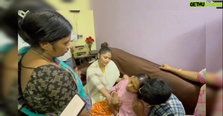Saayoni Ghosh - 5.6K Likes - মাননীয়া মুখ্যমন্ত্রী ও দলনেত্রী মমতা বন্দ্যোপাধ্যায়ের নির্দেশে যাদবপুর বিশ্ববিদ্যালয়ে ঘটে যাওয়া অমানবিক ঘটনার নৃশংস বলি, প্রয়াত ছাত্রের শোকাহত পরিবারের সাথে সাক্ষাৎ করলেন মাননীয় মন্ত্রী ব্রাত্য বসু, শশী পাঁজা, চন্দ্রিমা ভট্টাচার্য, মাননীয় সাংসদ কাকলী ঘোষ দস্তিদার এবং পশ্চিমবঙ্গ তৃণমূল যুব কংগ্রেস সভানেত্রী সায়নী ঘোষ। তার পরিবারের এই গভীর শোকের মুহূর্তে সর্বভারতীয় তৃণমূল কংগ্রেস সবরকমভাবে তাদের পাশে থাকবে।
যুব সভানেত্রী সায়নী ঘোষের উদ্যোগে, পশ্চিমবঙ্গ তৃণমূল যুব কংগ্রেসের পক্ষ থেকে ২৪×৭ তাদের যে কোনো প্রয়োজনের জন্য স্থানীয় ২ জন তৃণমূল যুব কংগ্রেসের নেতৃত্বকে নিযুক্ত করা হলো এবং প্রদেশ তৃণমূল তৃনমুল যুব কংগ্রেসের মেডিকেলের একজন প্রতিনিধির দ্বারা স্বপ্নদ্বীপের মা, বাবা ও ভাইয়ের জন্য বিশেষ কাউন্সেলিং এবং রুটিন চেকআপ -র ব্যবস্থা করা হলো।
আগামী দিনে এরকম তরতাজা প্রান যেন নিগ্রহের শিকার হয়ে মায়ের কোল খালি করে চলে না যায়, যেন অভিযুক্ত প্রত্যেক দোষীর সর্বোচ্চ শাস্তি হয়, শোকাহত পরিবার যেন সুবিচার পায়, মাননীয়া মুখ্যমন্ত্রীর ও দলনেত্রীর তরফ থেকে তাদের সেই আশ্বাস দেওয়া হলো।