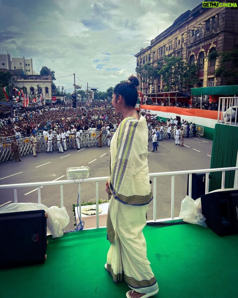 Saayoni Ghosh Instagram - অমরত্বের প্রত্যাশা নেই, নেই কোন দাবী দাওয়া এই নশ্বর জীবনের মানে শুধু তোমাকে চাওয়া॥ #ShahidDivas2023 🙏🏻