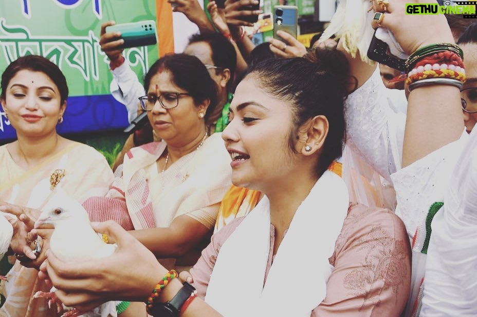 Saayoni Ghosh Instagram - Des mere, teri Shaan pe sadke❤️🇮🇳❤️ #IndependenceDay2023 with Pradesh Trinamool Youth Congress & North Kolkata district trinamool youth congress leadership in presence of Honourable Minister Smt. Shashi Panja & councillors.