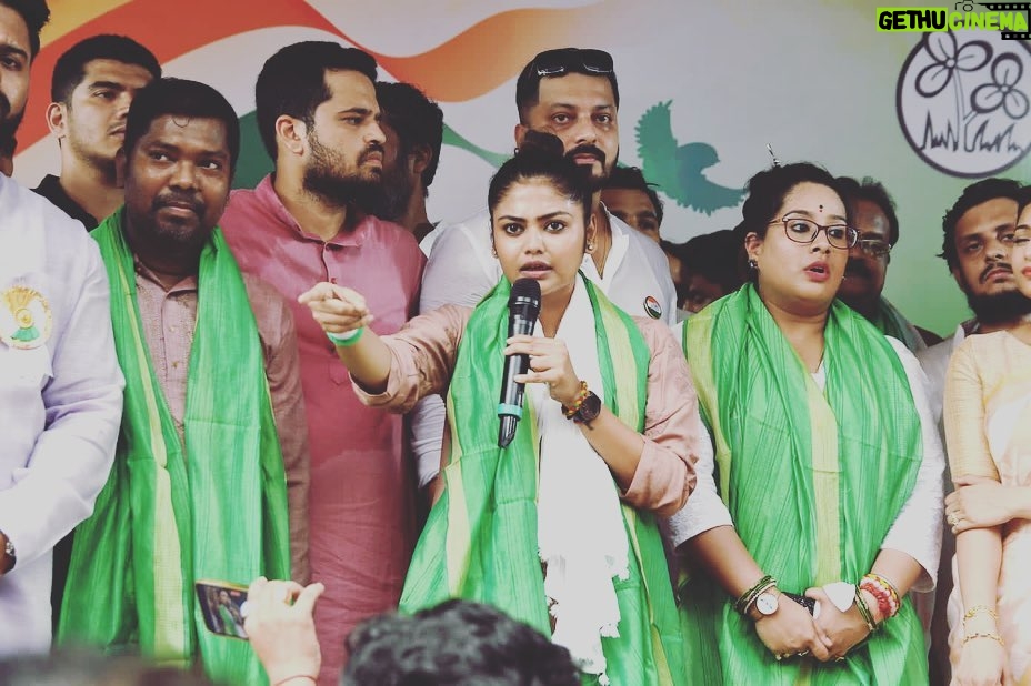Saayoni Ghosh Instagram - Des mere, teri Shaan pe sadke❤️🇮🇳❤️ #IndependenceDay2023 with Pradesh Trinamool Youth Congress & North Kolkata district trinamool youth congress leadership in presence of Honourable Minister Smt. Shashi Panja & councillors.