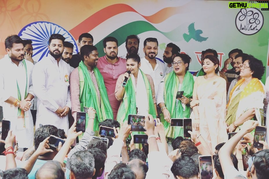 Saayoni Ghosh Instagram - Des mere, teri Shaan pe sadke❤️🇮🇳❤️ #IndependenceDay2023 with Pradesh Trinamool Youth Congress & North Kolkata district trinamool youth congress leadership in presence of Honourable Minister Smt. Shashi Panja & councillors.