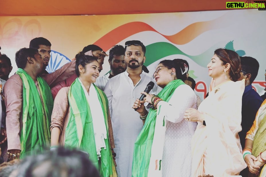 Saayoni Ghosh Instagram - Des mere, teri Shaan pe sadke❤️🇮🇳❤️ #IndependenceDay2023 with Pradesh Trinamool Youth Congress & North Kolkata district trinamool youth congress leadership in presence of Honourable Minister Smt. Shashi Panja & councillors.