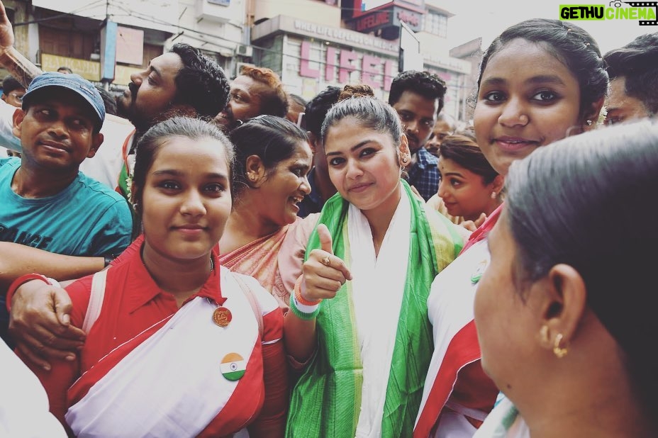 Saayoni Ghosh Instagram - Des mere, teri Shaan pe sadke❤️🇮🇳❤️ #IndependenceDay2023 with Pradesh Trinamool Youth Congress & North Kolkata district trinamool youth congress leadership in presence of Honourable Minister Smt. Shashi Panja & councillors.