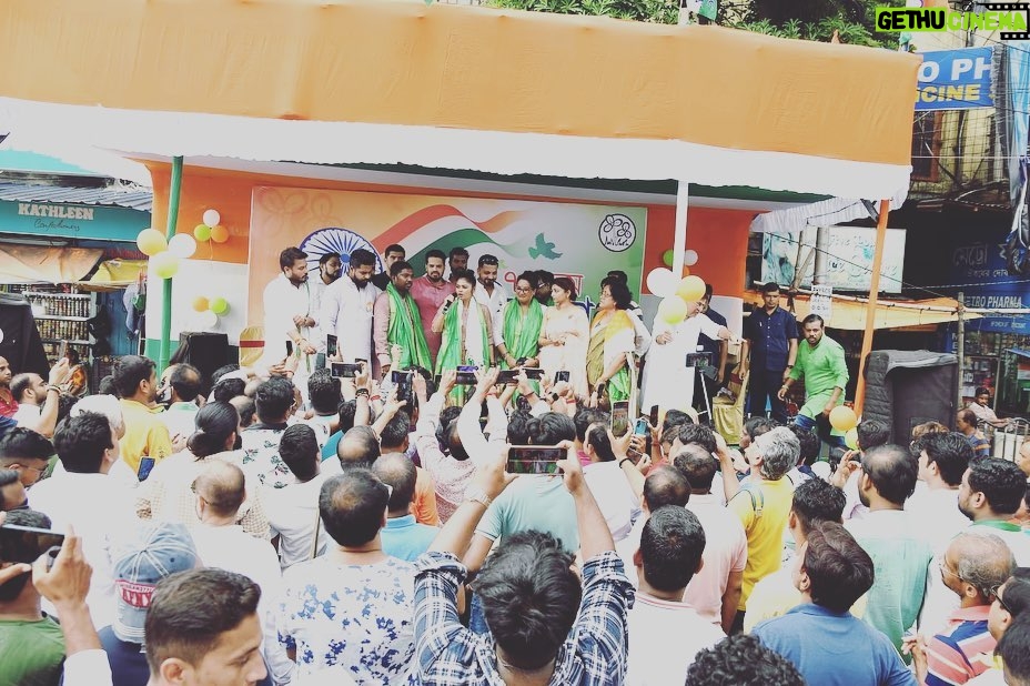 Saayoni Ghosh Instagram - Des mere, teri Shaan pe sadke❤️🇮🇳❤️ #IndependenceDay2023 with Pradesh Trinamool Youth Congress & North Kolkata district trinamool youth congress leadership in presence of Honourable Minister Smt. Shashi Panja & councillors.