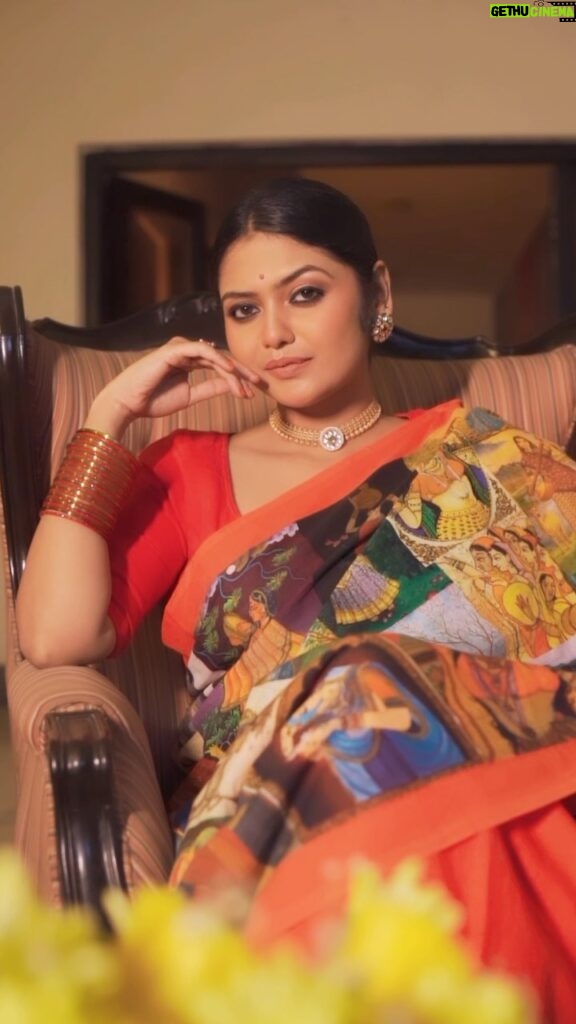 Saayoni Ghosh Instagram - The @shubhadesignstudio vibrant Maharani Vintage Print is an absolute delight to drape..loved the comfort of this organic eco friendly Saree. A true tribute to the legacy of the Maharanis of India. Feel like a maharani 👸 Grab your piece today! Brand @shubhadesignstudio @mullickpunam @shubha.mitra Styling #MeeraGoswami Make up @patralikadasdas Hair styling @i_am_soma13 Videography @diptobrata_bhattacharjee