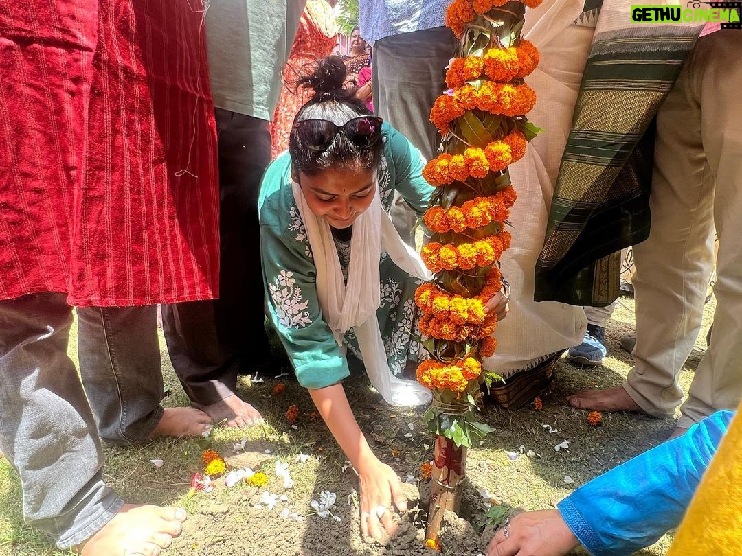 Saayoni Ghosh Instagram - Pujo2023…khutipujo! Golfgreen sharodotsav Committee. Parar pujo with some of the sweetest ones.