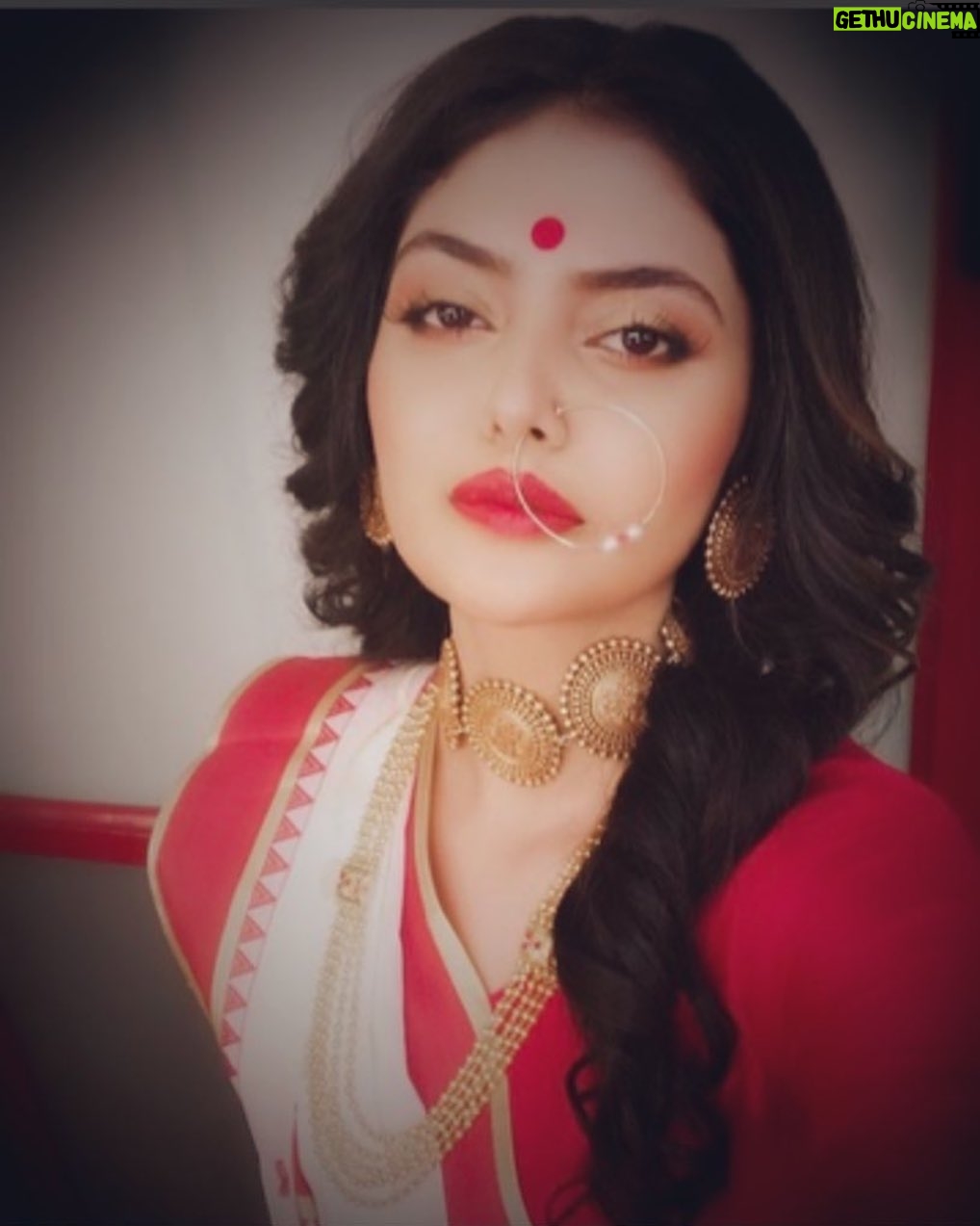 Saayoni Ghosh Instagram - মহিষাসুর নির্নাশি ভক্তানাং সুখদে নমঃ| রূপং দেহি জয়ং দেহি য়শো দেহি দ্বিষো জহি ||