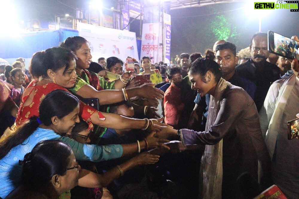 Saayoni Ghosh Instagram - পূর্ব বর্ধমানে তেলিপুকুর সুকান্ত স্মৃতি সংঘের পরিচালনায় দূর্গা পূজার শুভ উদ্বোধন অনুষ্ঠানের কিছু মুহূর্ত......