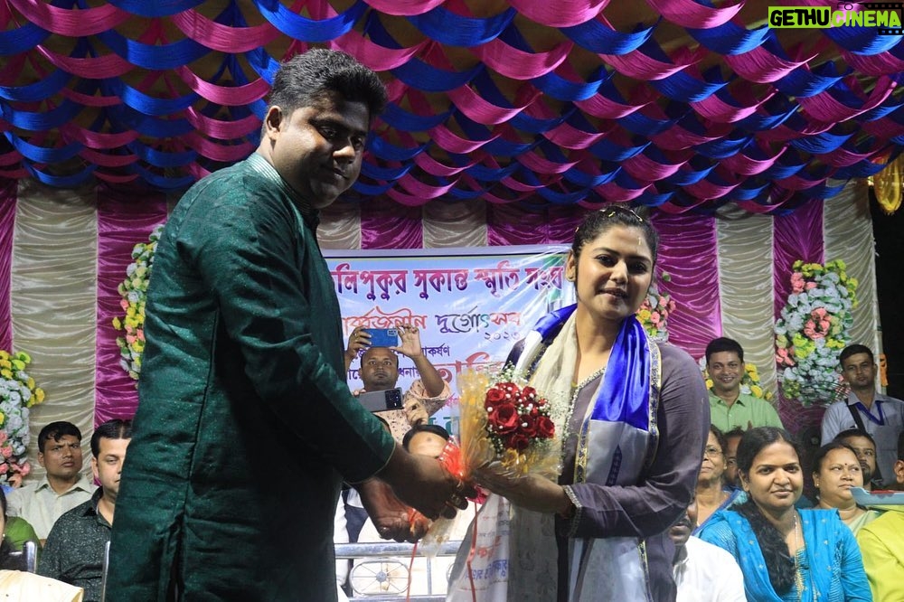 Saayoni Ghosh Instagram - পূর্ব বর্ধমানে তেলিপুকুর সুকান্ত স্মৃতি সংঘের পরিচালনায় দূর্গা পূজার শুভ উদ্বোধন অনুষ্ঠানের কিছু মুহূর্ত......
