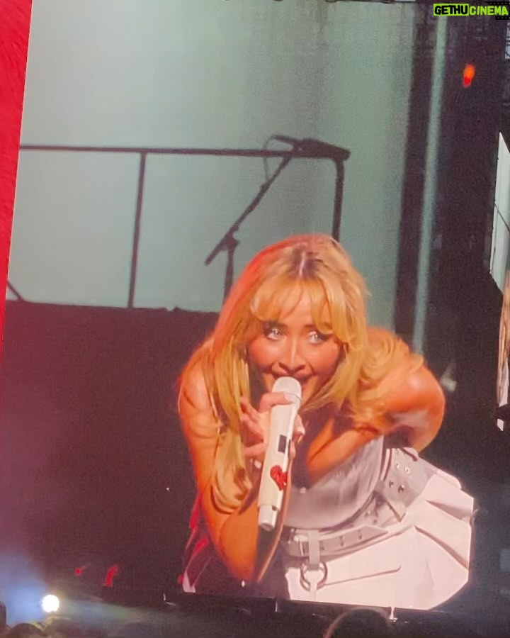 Sabrina Carpenter Instagram - Eras tour Buenos Aires🇦🇷🤍 night 1 crowd was everything and more. can’t wait to see you tonight for night 2!!!!