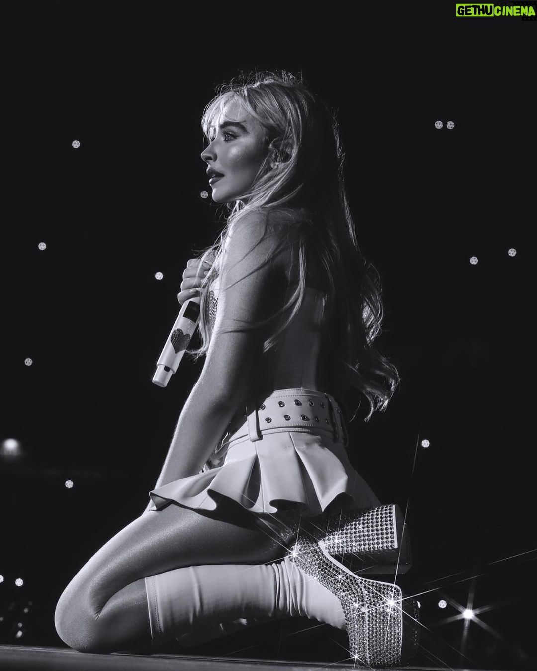 Sabrina Carpenter Instagram - Eras tour Buenos Aires🇦🇷🤍 night 1 crowd was everything and more. can’t wait to see you tonight for night 2!!!!