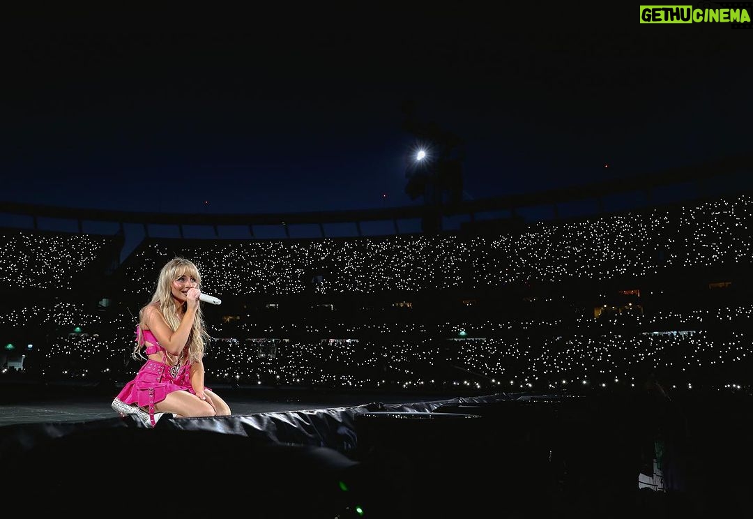 Sabrina Carpenter Instagram - eras tour Argentina night 2 :’) :’) thank u for welcoming us so beautifully see u shortly night 3💋