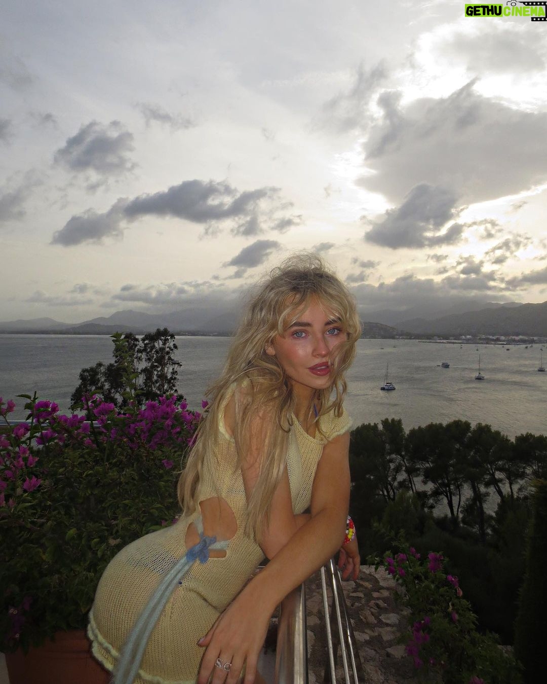 Sabrina Carpenter Instagram - comment if u own a mega yacht