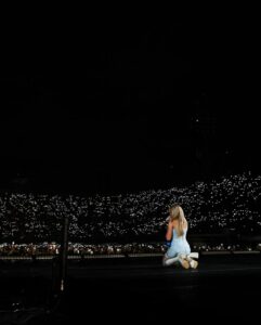 Sabrina Carpenter Instagram - Eras Tour lol WOW Mexico City nights 123 you have been the most welcoming incredible crowds i can’t believe how lucky i am to play for u @taylorswift :’) love u to the moon and to saturn i will never forget this weekend ♡ ♡ See you tonight NIGHT 4