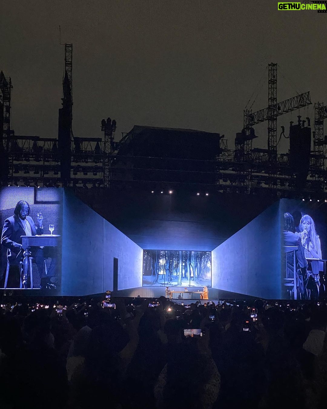 Sabrina Carpenter Instagram - Eras Tour lol WOW Mexico City nights 123 you have been the most welcoming incredible crowds i can’t believe how lucky i am to play for u @taylorswift :’) love u to the moon and to saturn i will never forget this weekend ♡ ♡ See you tonight NIGHT 4