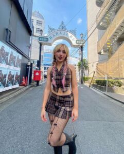Sabrina Carpenter Instagram - tokyo/osaka 💌💌💌 arigato gozaimasu!!! めちゃめちゃ大好き Japan