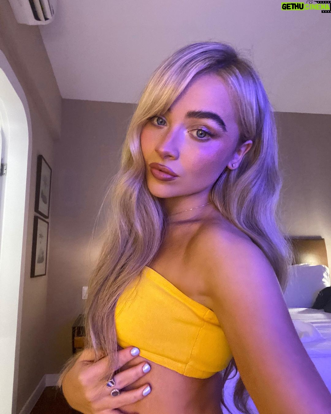 Sabrina Carpenter Instagram - eu tive os melhores momentos aqui no brasillll! Te vejo daqui a pouco, São Paulo! 🌼🥥🍌