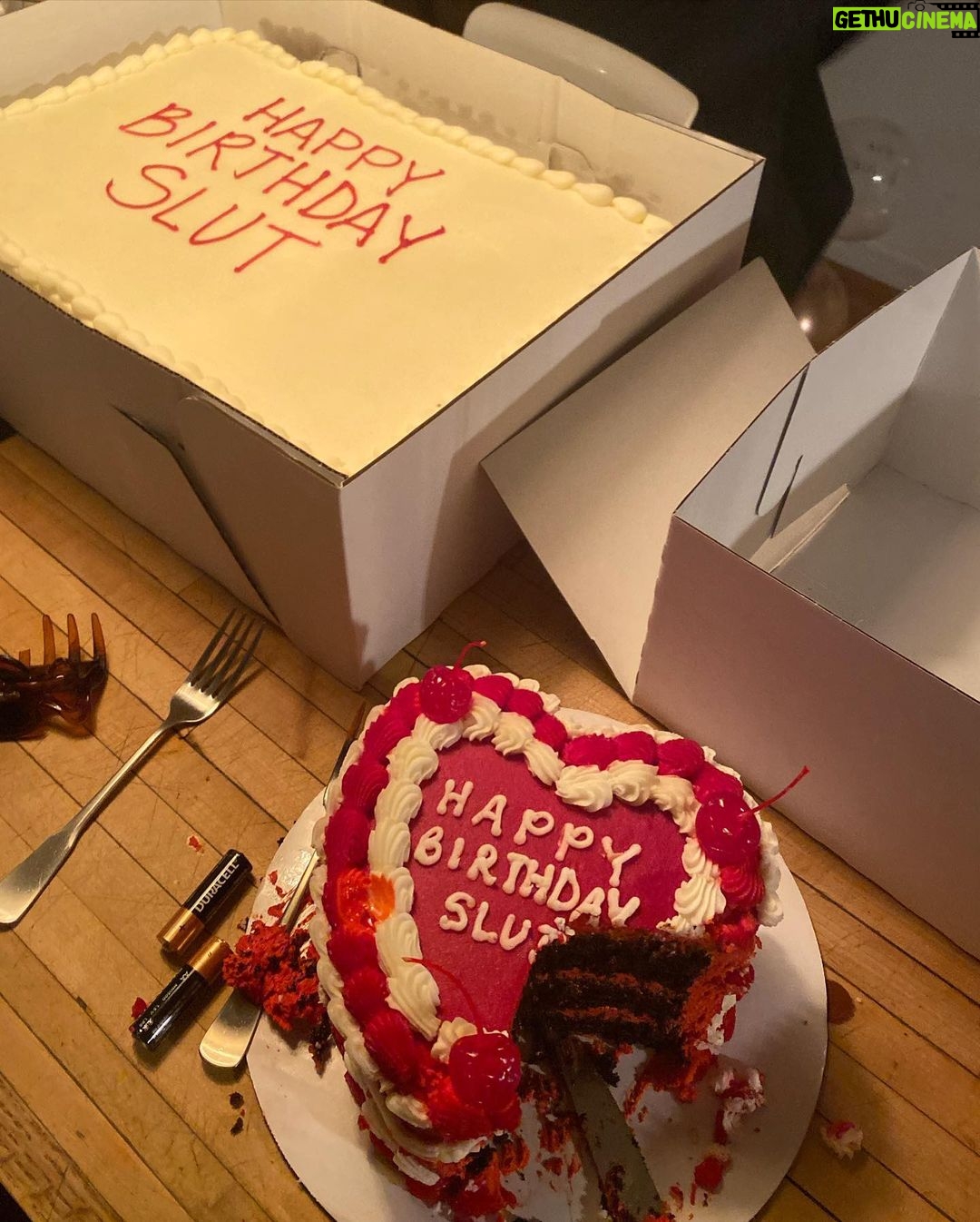 Sabrina Carpenter Instagram - NYC thank you for two sold out nights at T5 and the best bday party ever 💌 see you tonight phillyyyy