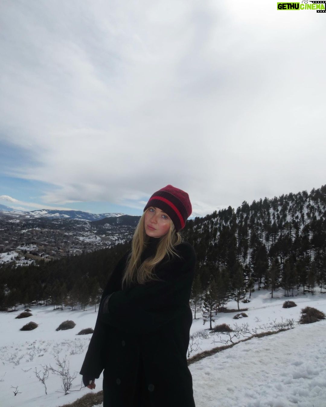 Sabrina Carpenter Instagram - on our way to west coast brrrrr see you tmrw Vancouver 🇨🇦