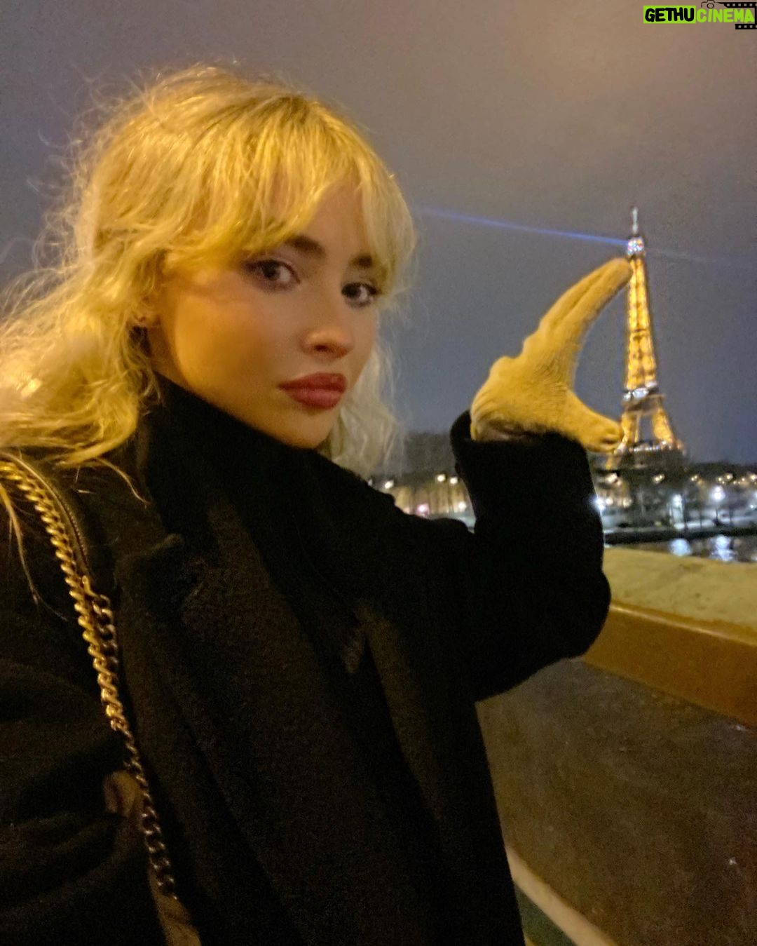 Sabrina Carpenter Instagram - je pense que vous souffrez d’un manque de vitamine moi SO/ Paris