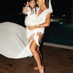 Sabrina Sato Instagram - Feliz 2024! Que o novo ano chegue com muito amor, paz, saúde e força para todos nós! Obrigada por tanto carinho sempre! 🤍✨ Campo Bahia Hotel Villas Spa