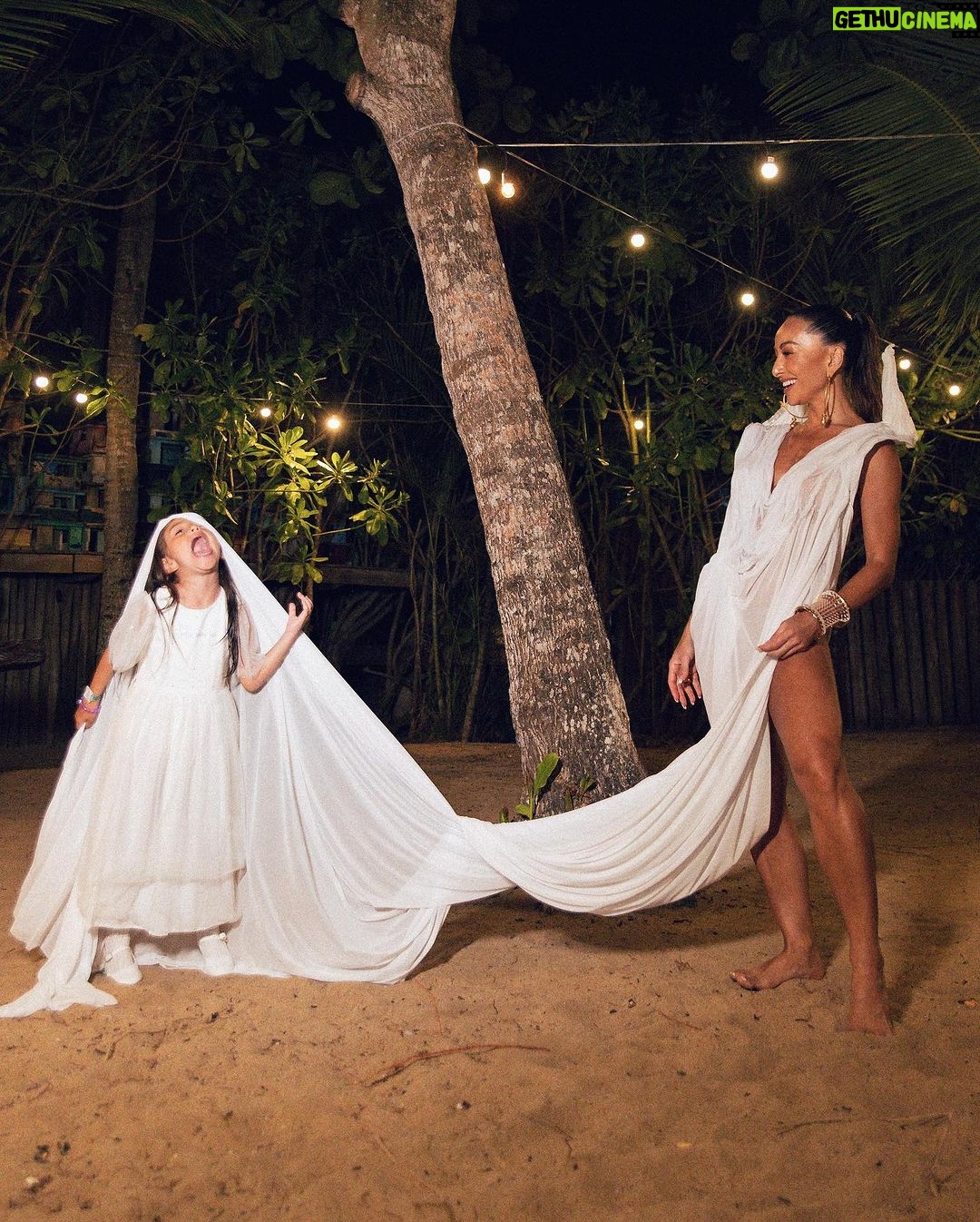 Sabrina Sato Instagram - Feliz 2024! Que o novo ano chegue com muito amor, paz, saúde e força para todos nós! Obrigada por tanto carinho sempre! 🤍✨ Campo Bahia Hotel Villas Spa